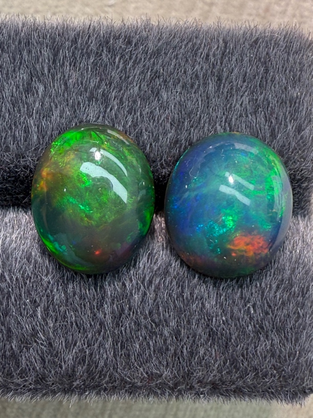 6.415ct天然黑欧泊裸石，颜色美，油画般色彩，尺寸12.6*10.9*5.7mm