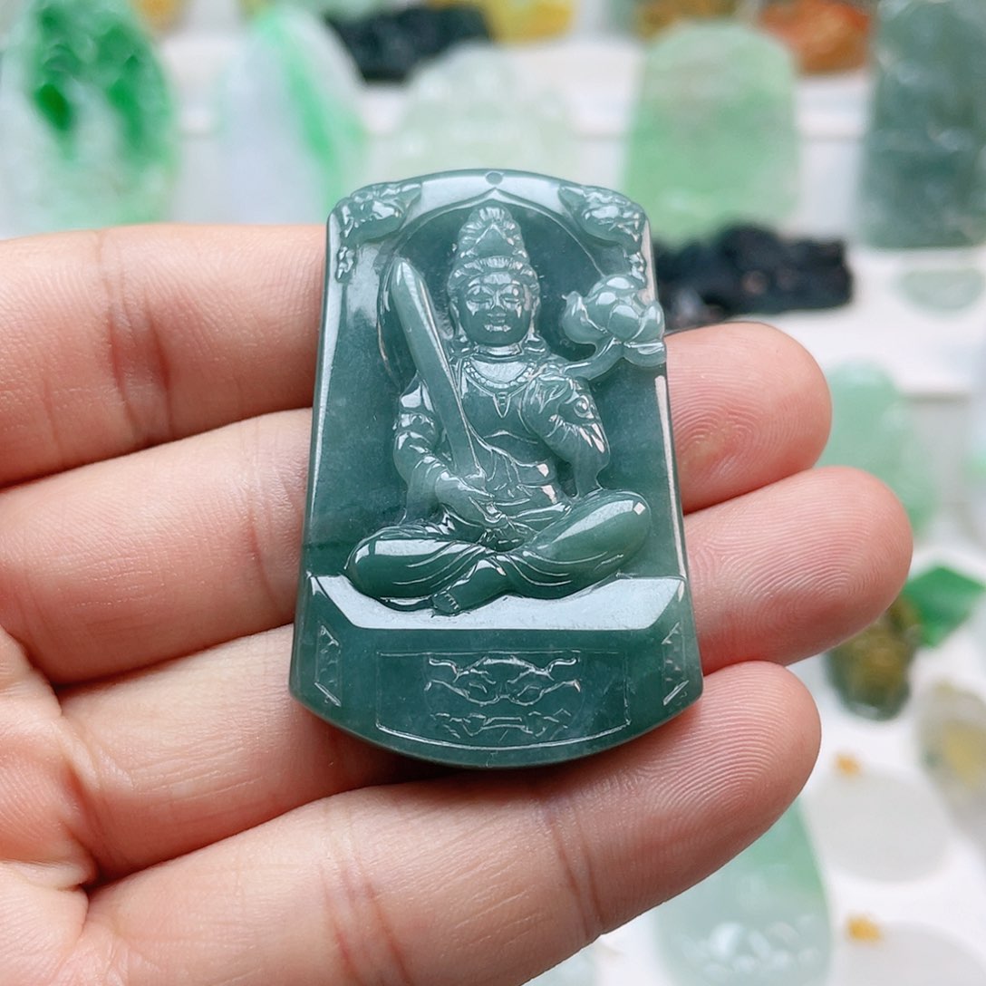 翡翠颈饰未镶嵌虚空