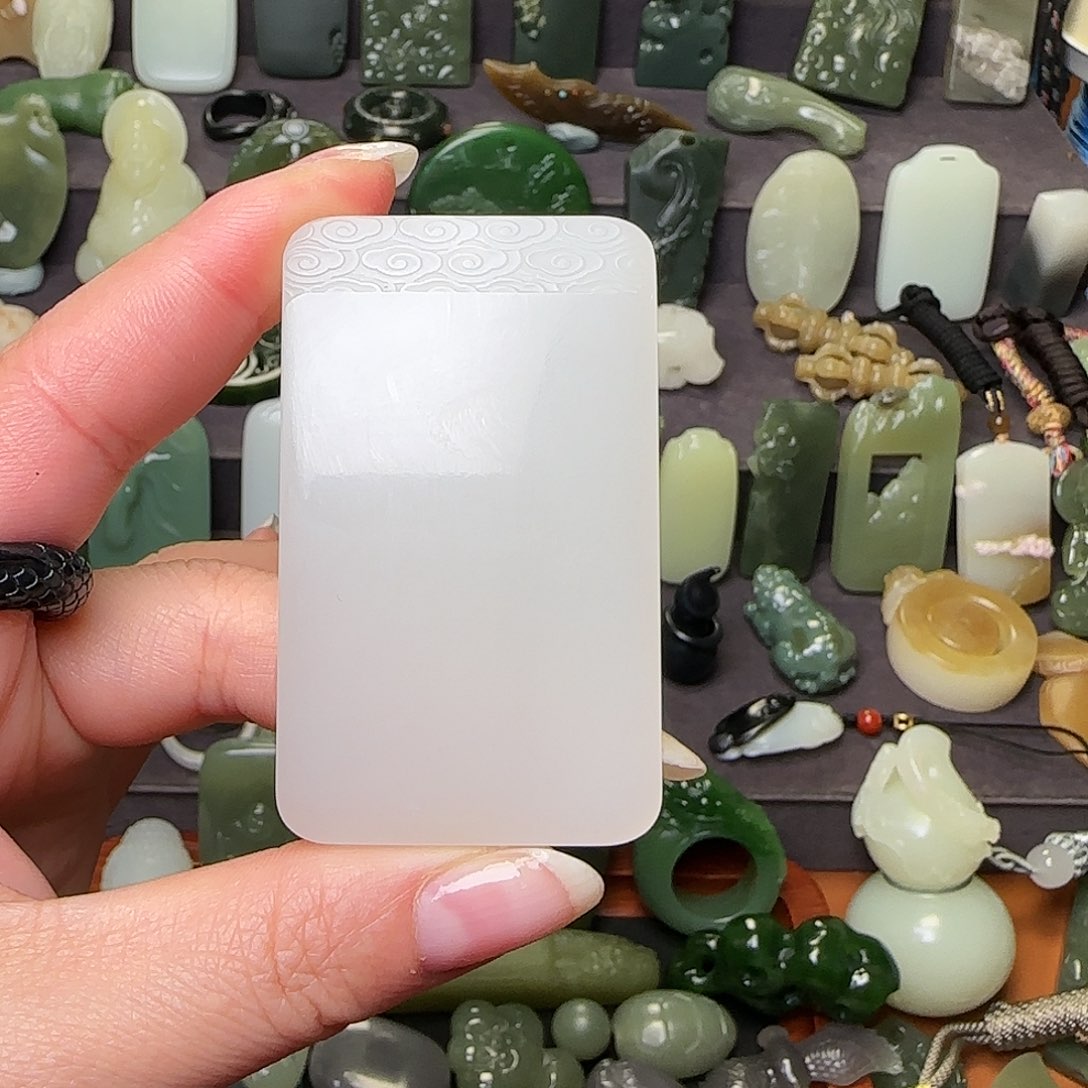 和田玉颈饰未镶嵌→**路