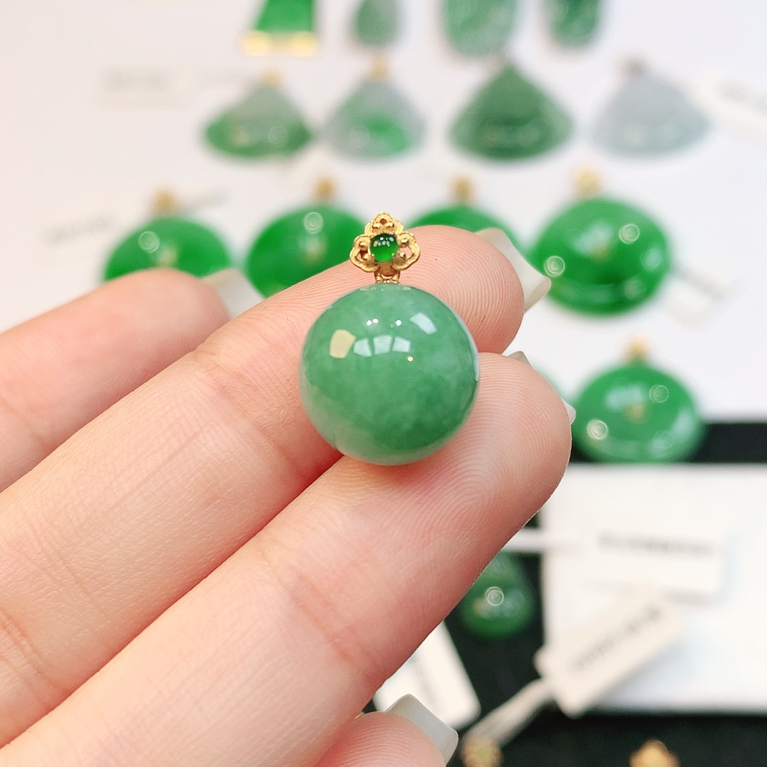 翡翠18K金镶嵌颈饰