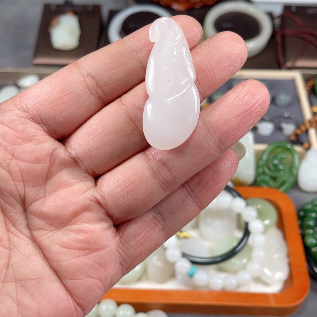 公***羽和田玉未镶嵌颈饰