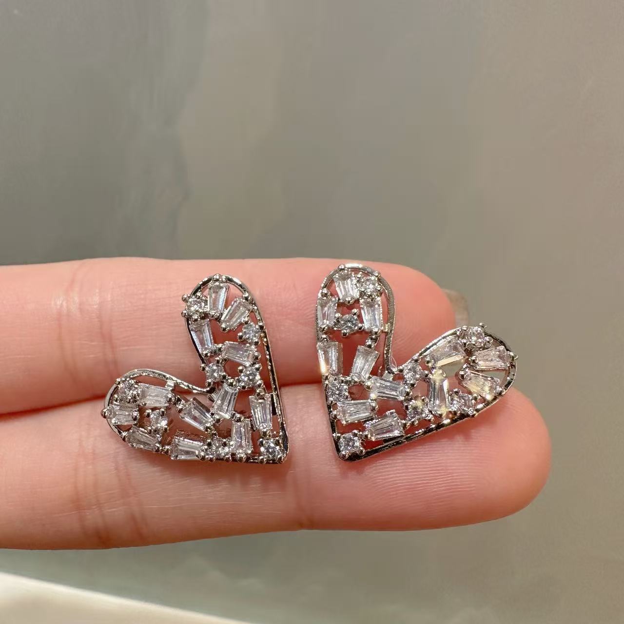 铜合金耳饰 银色镂空大爱心耳钉气质轻奢百搭镶钻精致设计感