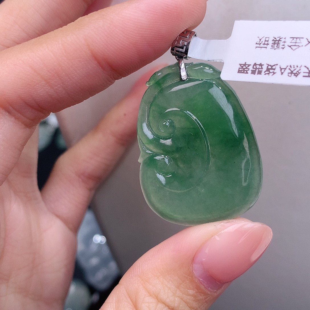 颈饰18K金镶嵌翡翠满色如意