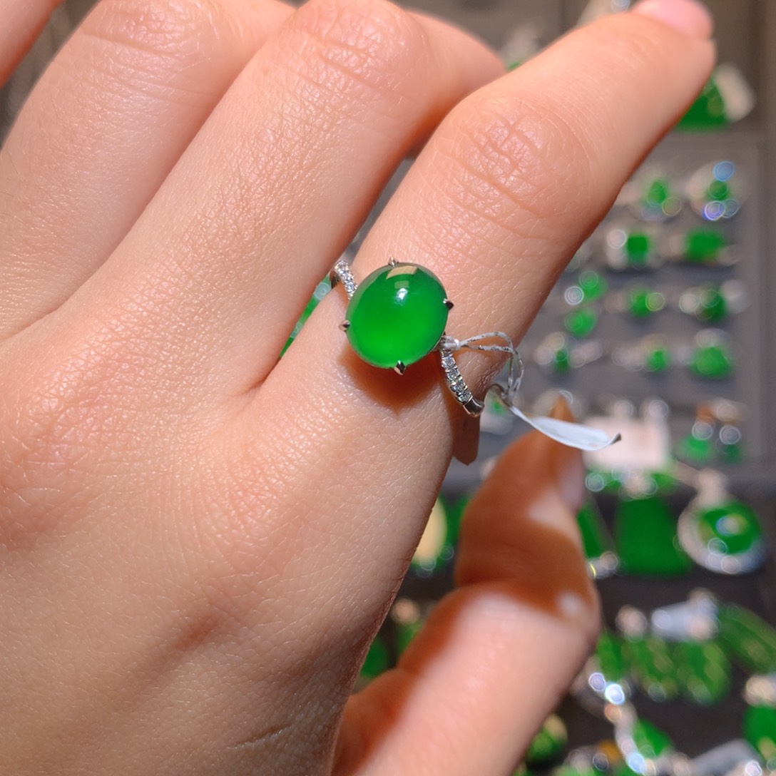 翡翠戒指18K金镶嵌蛋面