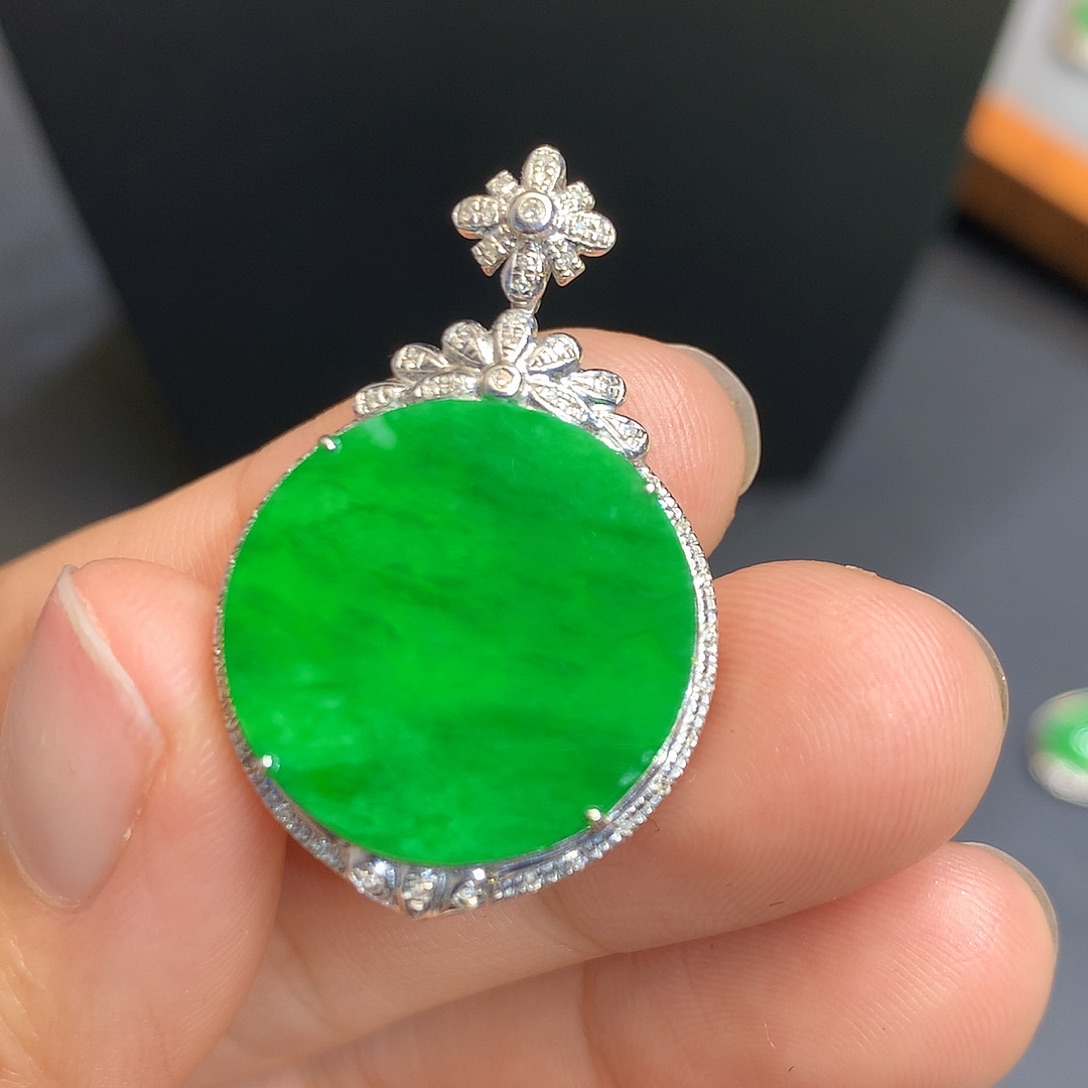 翡翠吊坠(不含链)18K金镶嵌