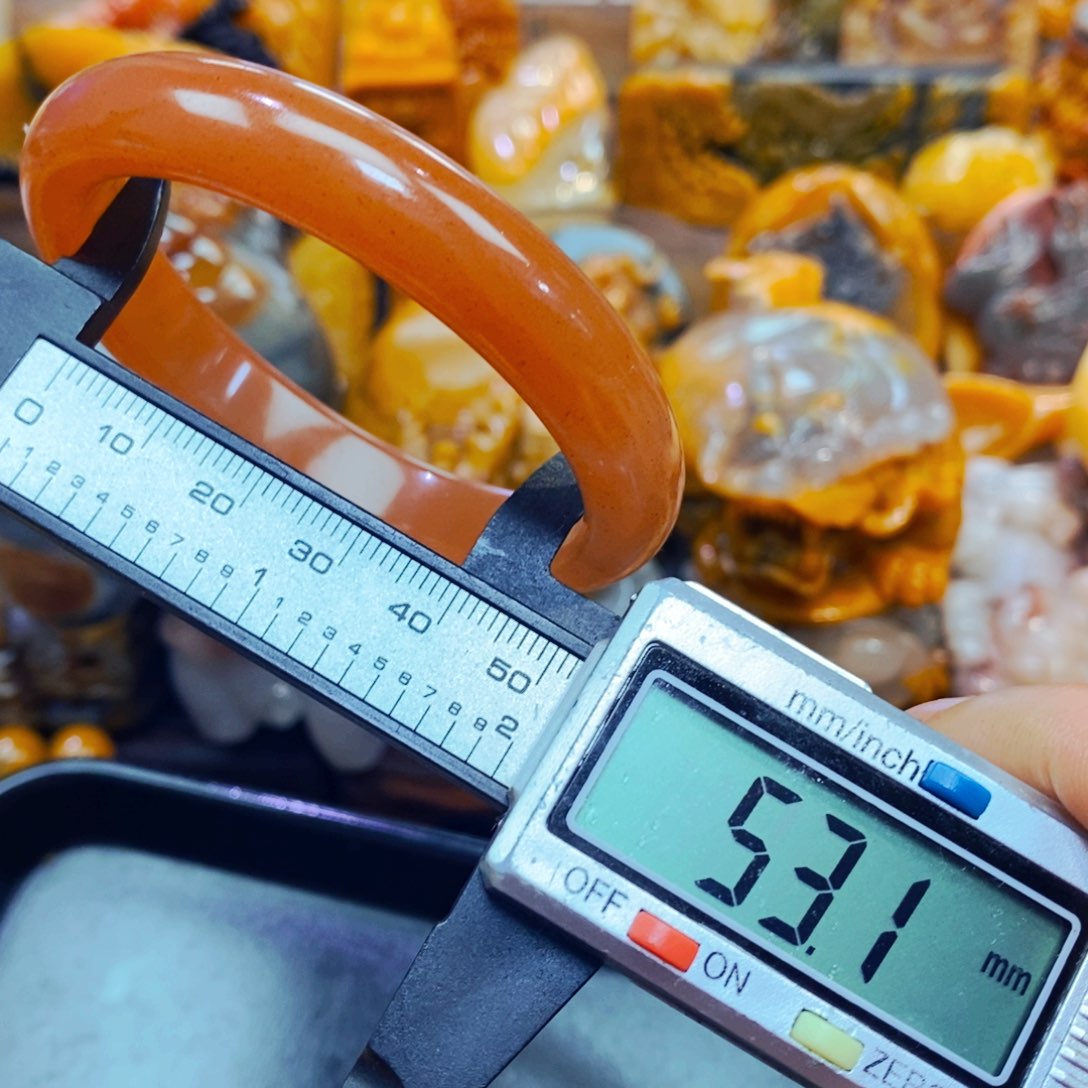 未镶嵌石英质玉（黄龙玉）颈饰