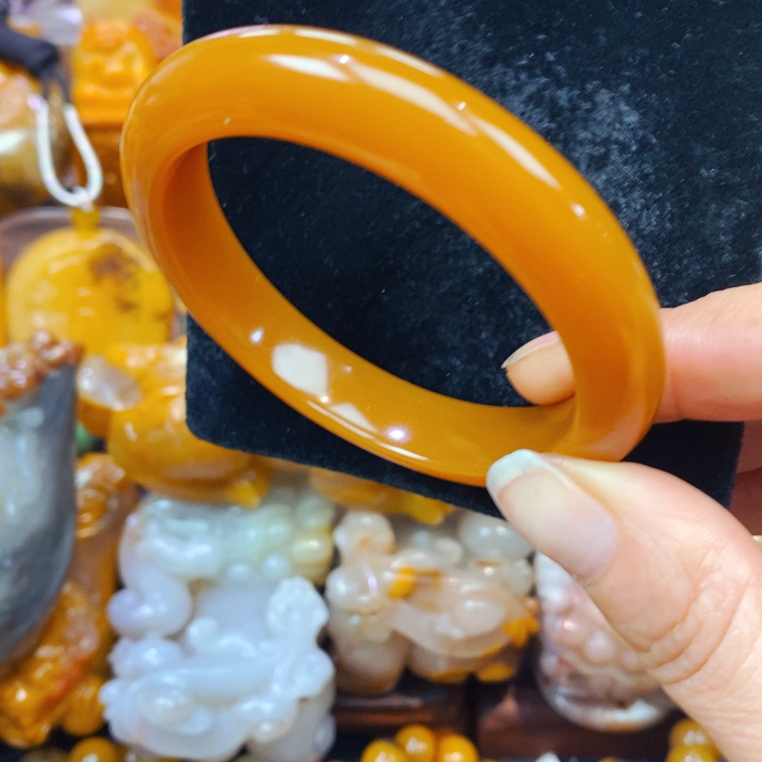 未镶嵌石英质玉（黄龙玉）颈饰