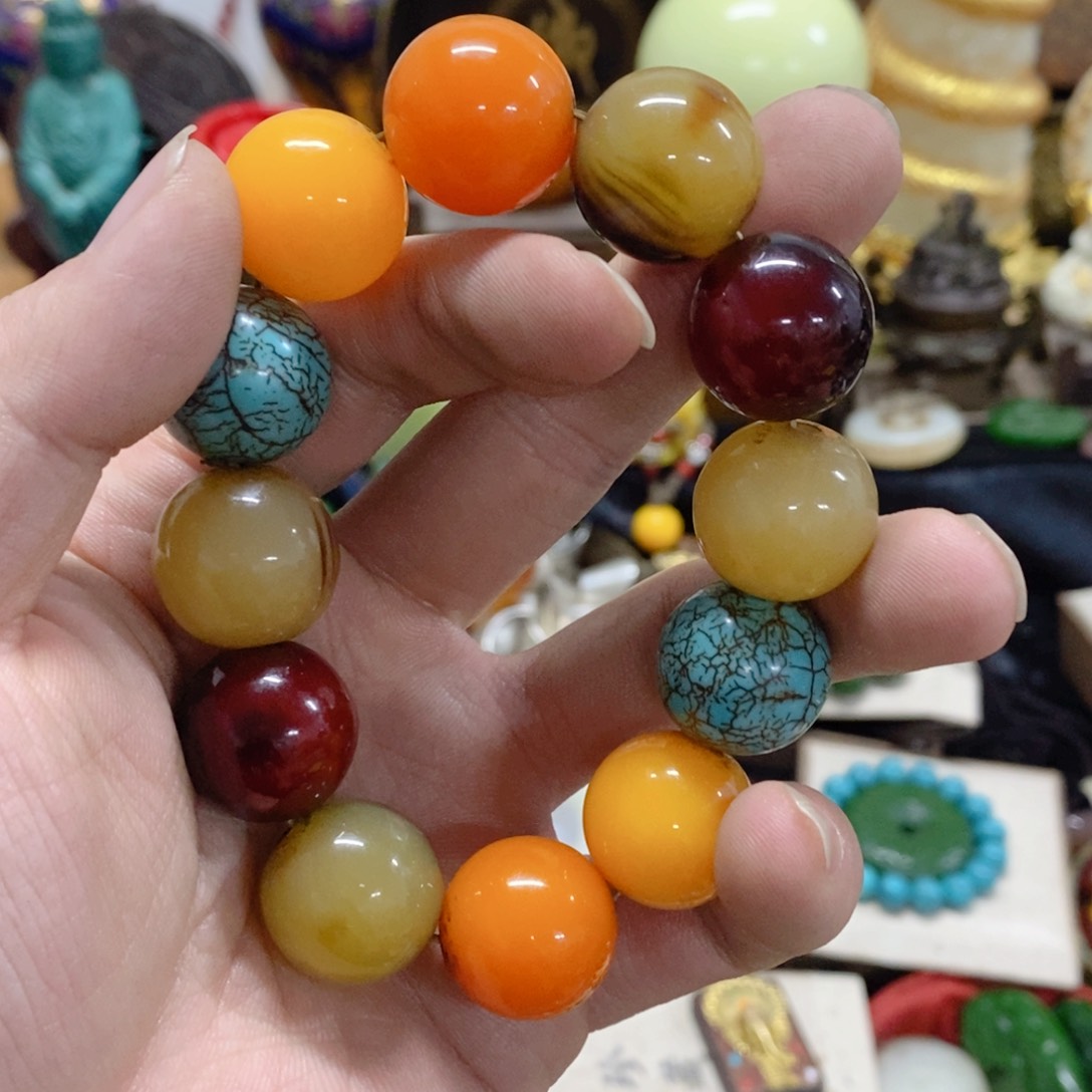 蜜蜡裸石未镶嵌摆件设计的时候也是非常好看