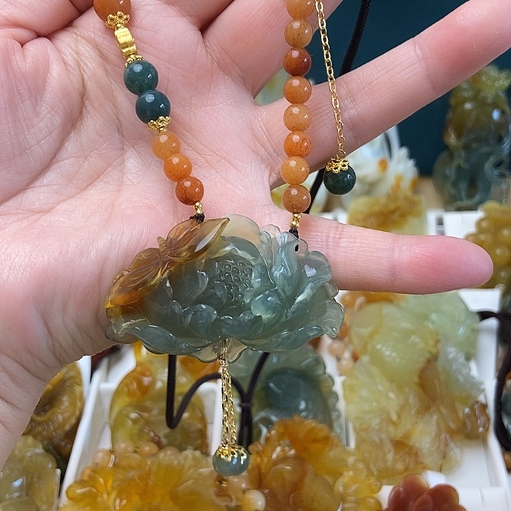 蛇纹石玉未镶嵌颈饰