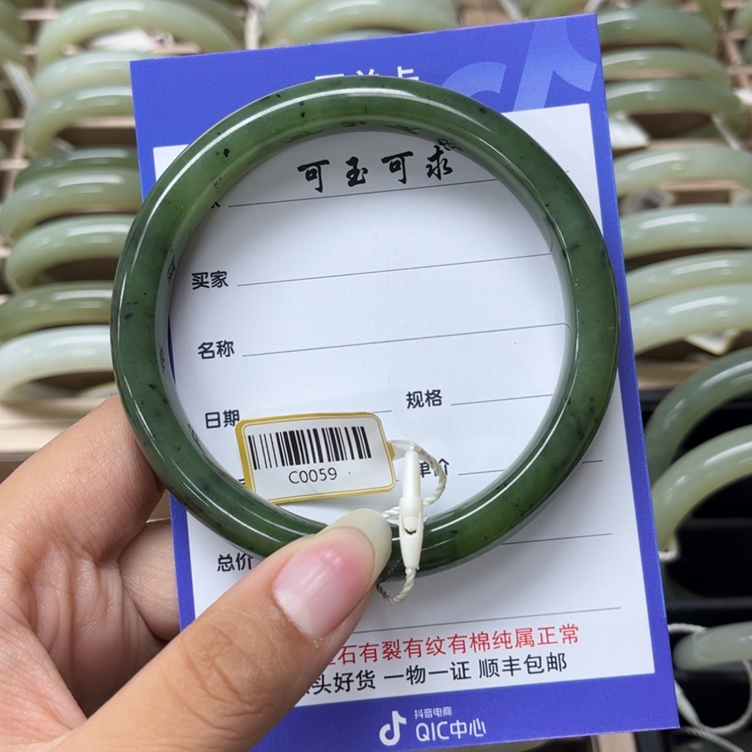 和田玉手镯未镶嵌m****年