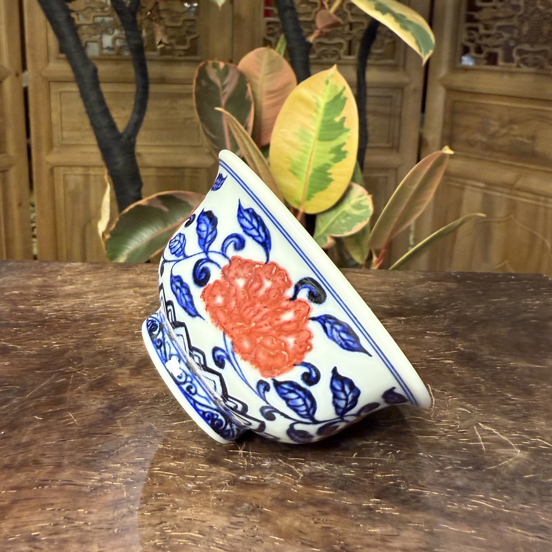 青花釉里红山茶花压手杯