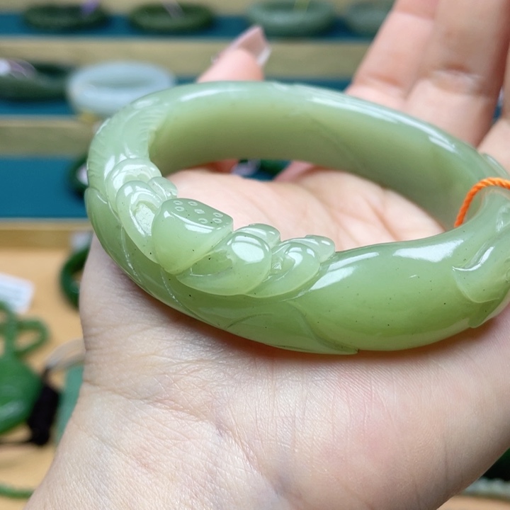 和田玉手镯59+圈口。编号18未镶嵌