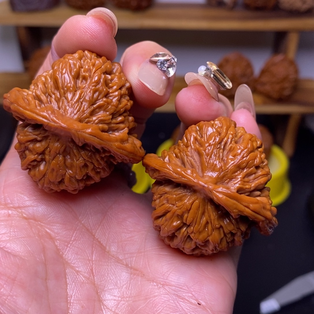 ****立文玩核桃吊坠四座哦福利