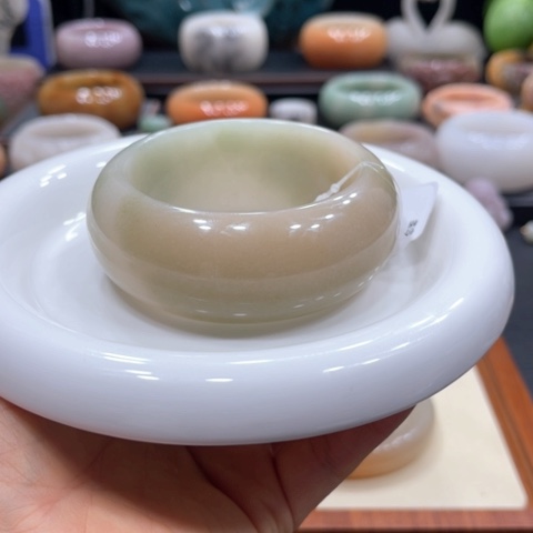 未镶嵌手镯石英质玉