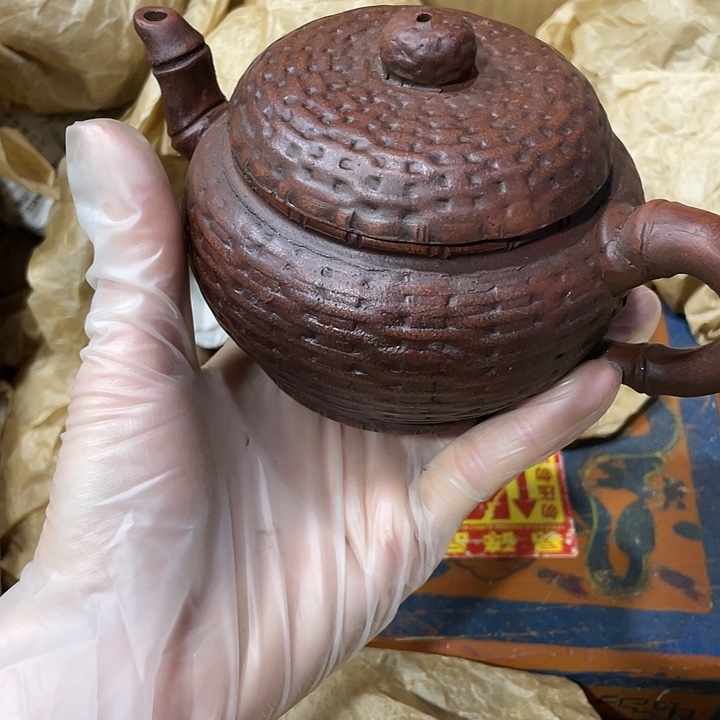 紫砂茶壶矿泥料，手工制作的一把紫砂壶。
