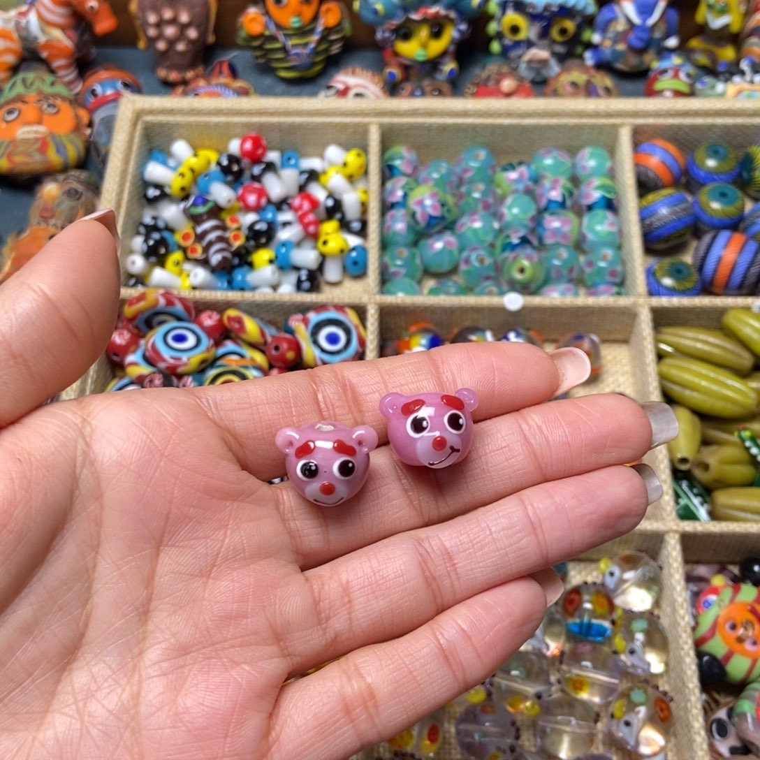 颈饰琉璃小草莓熊一只