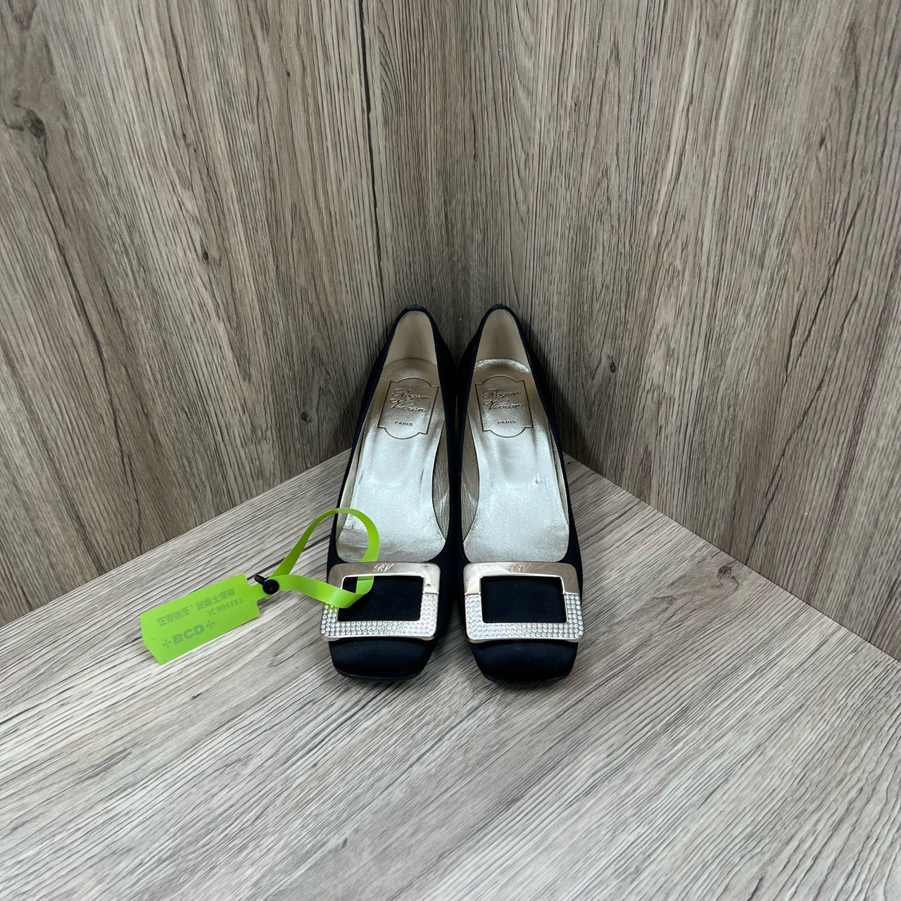 95新 Roger Vivier/罗杰·维威耶 黑色绸缎水钻方扣中跟鞋 37码