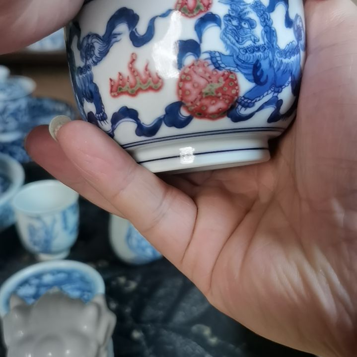 青花釉里红双狮戏球主人杯