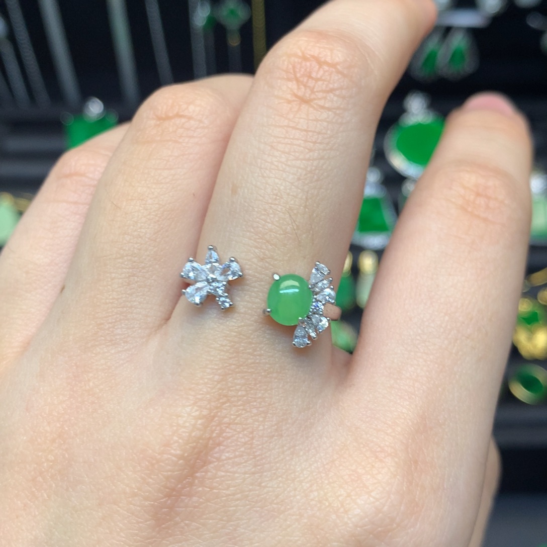 翡翠未镶嵌戒指有纹裂