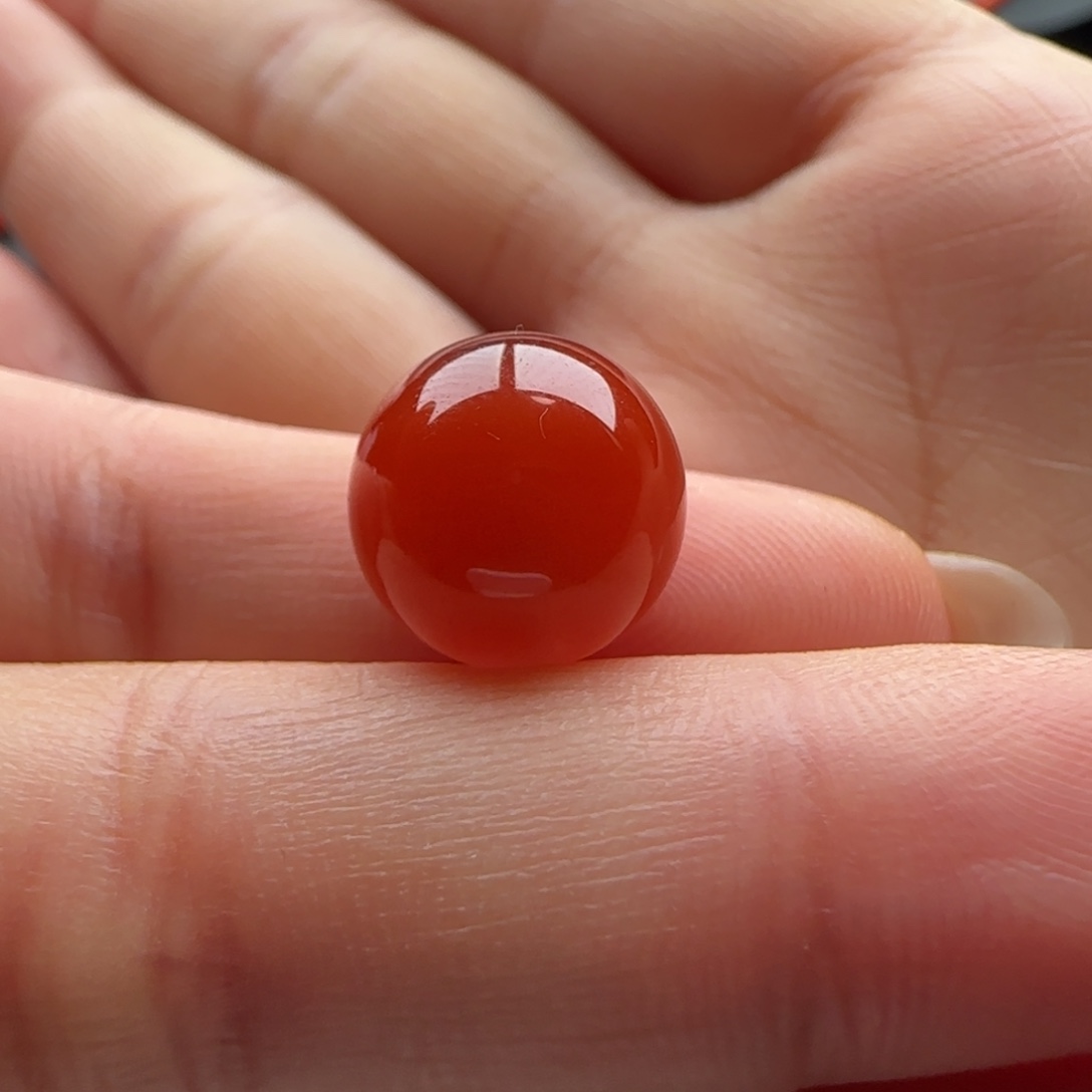 南红玛瑙未镶嵌圆珠12.5，色红带洞纹