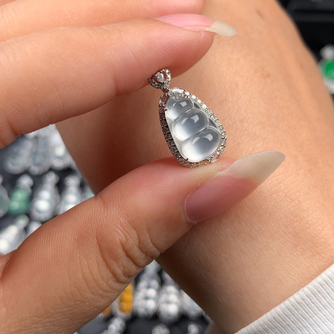 颈饰18K金镶嵌翡翠玻璃豆子