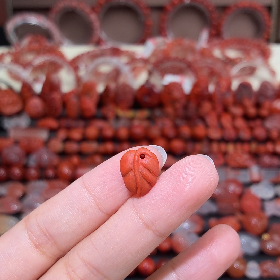 南红玛瑙未镶嵌颈饰满肉叶子