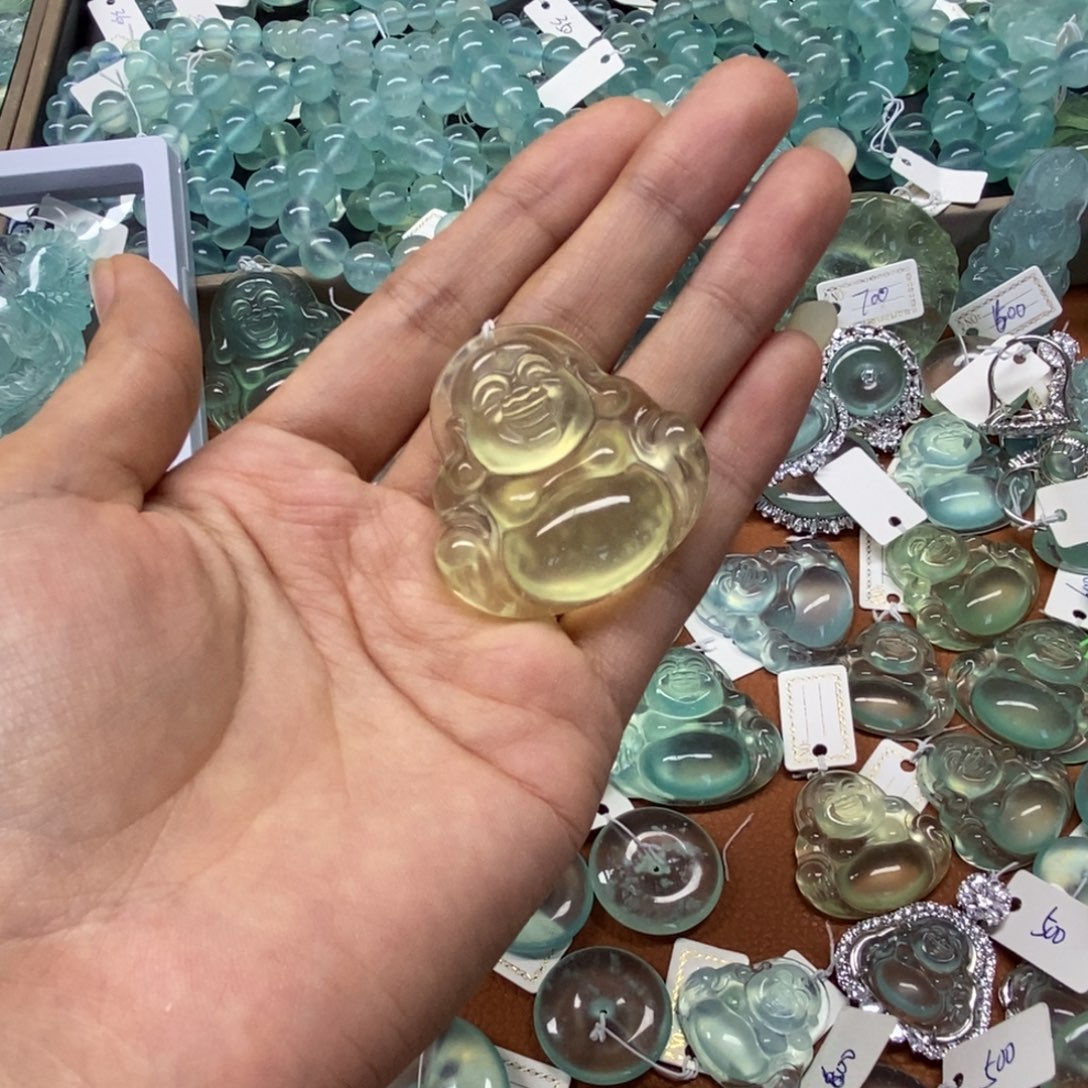 乔***娇蛇纹石玉未镶嵌颈饰