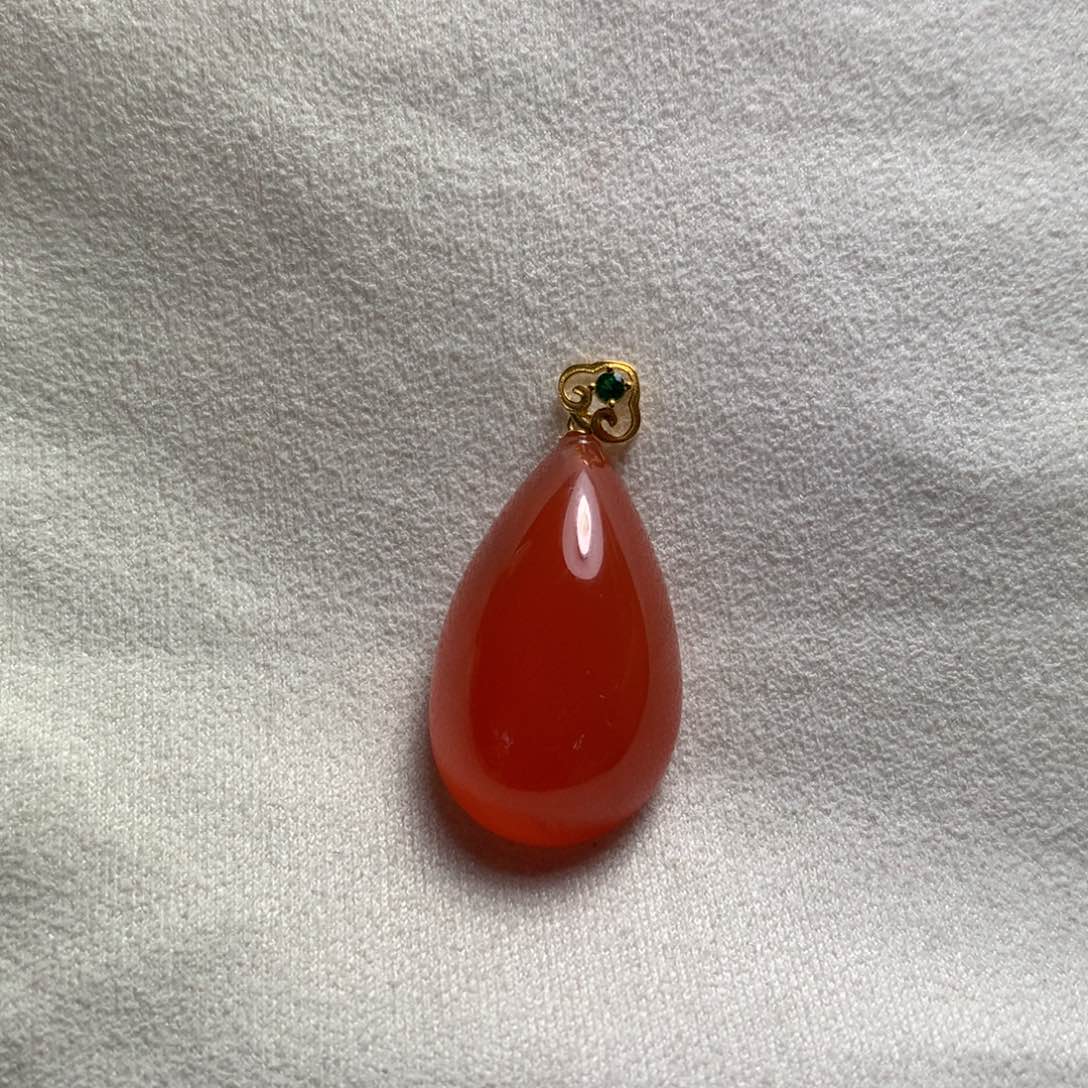 南红玛瑙水滴吊坠18K金镶嵌