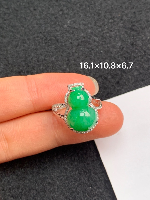 18K金镶嵌天然缅甸翡翠阳绿葫芦戒指