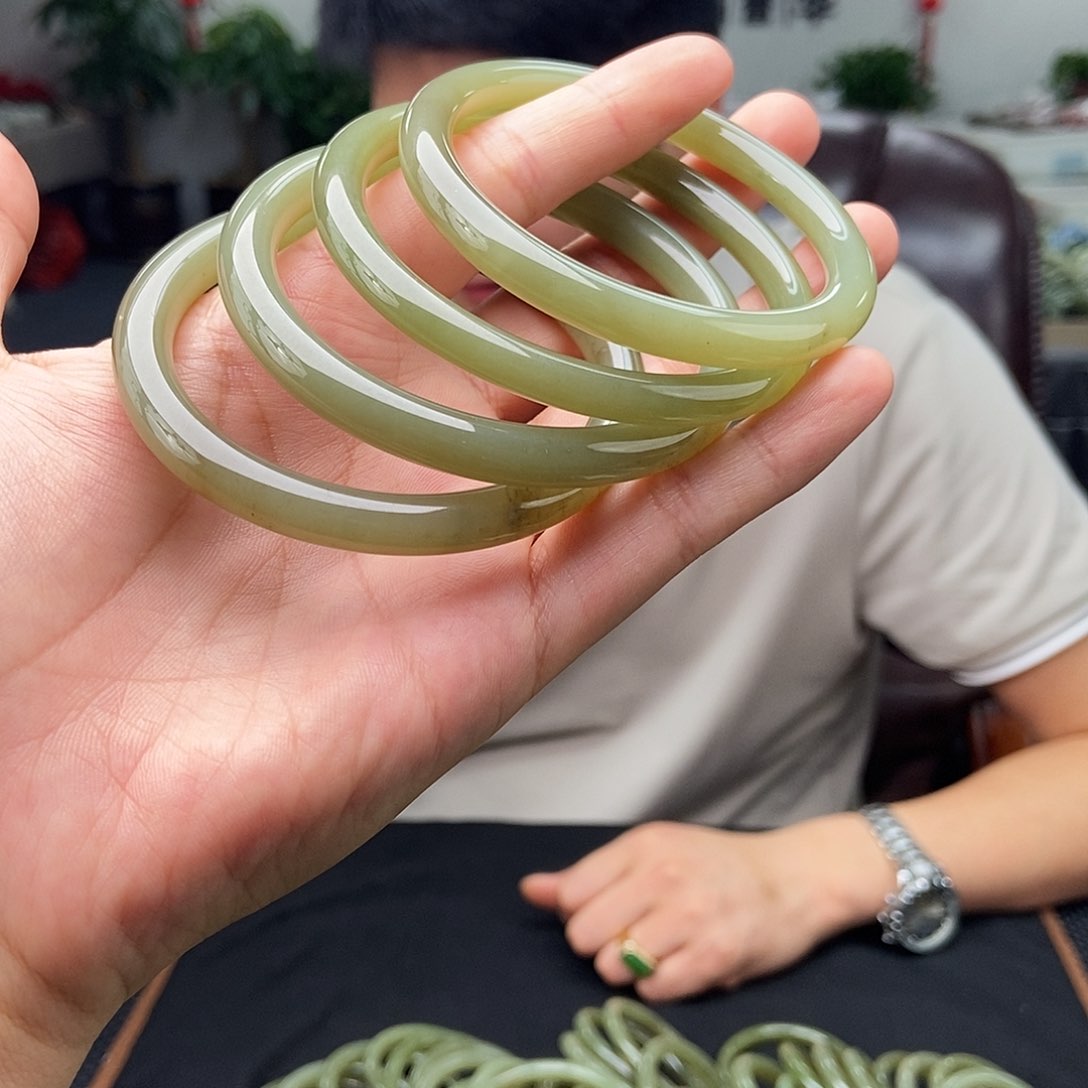 和田玉手镯未镶嵌52-63颜色多样性发拍一发一