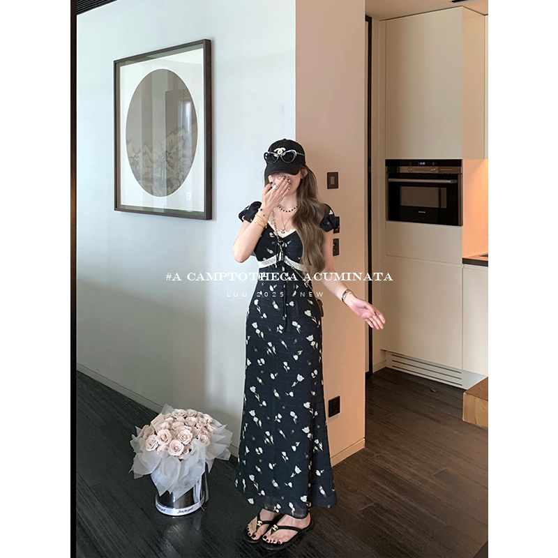LUU桃喜儿/V领收腰碎花连衣裙女夏黑色短袖裙子设计感小众长裙