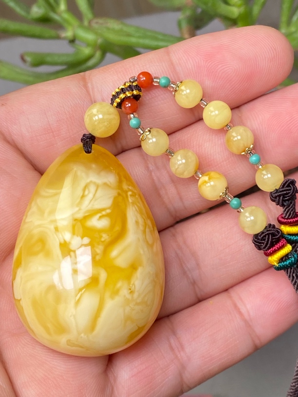 蜜蜡精品水滴吊坠 金白妖花溶洞、完美无瑕形美 福利价