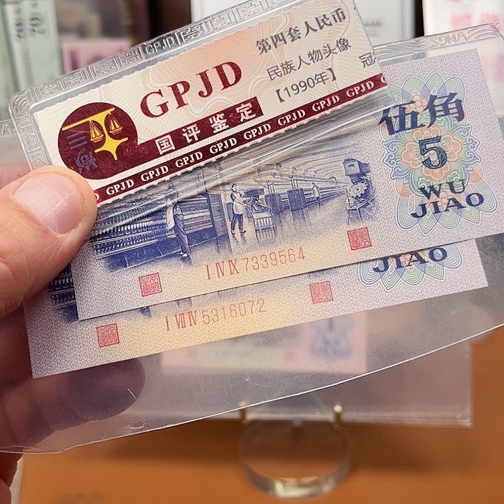 庶***，瓶水两个100裸发一起
