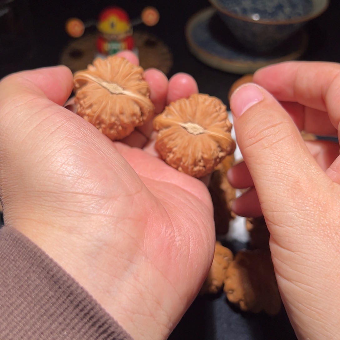 文玩核桃把件颜**理大眼白