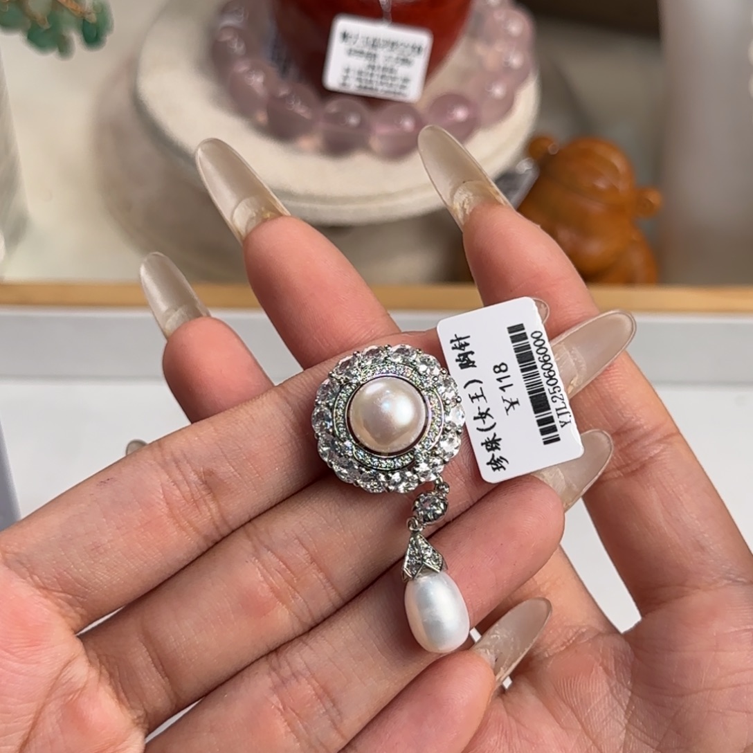 淡水珍珠未镶嵌胸饰女王