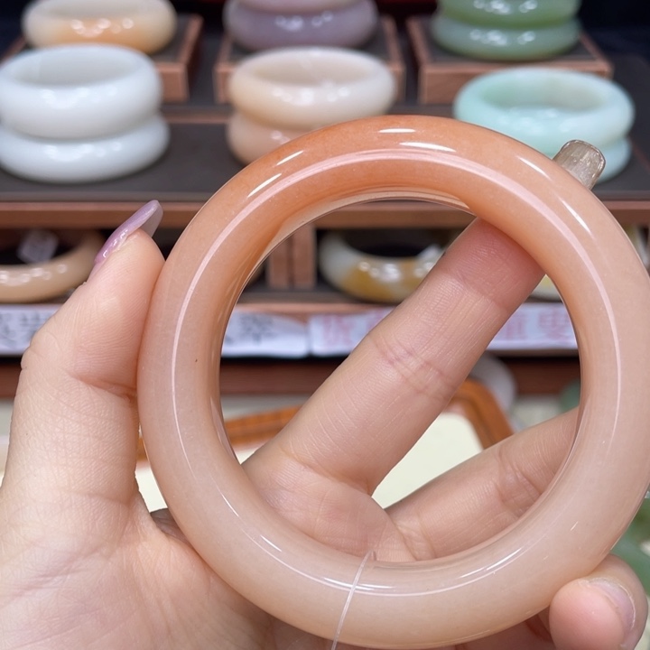 忘***草石英质玉手镯未镶嵌