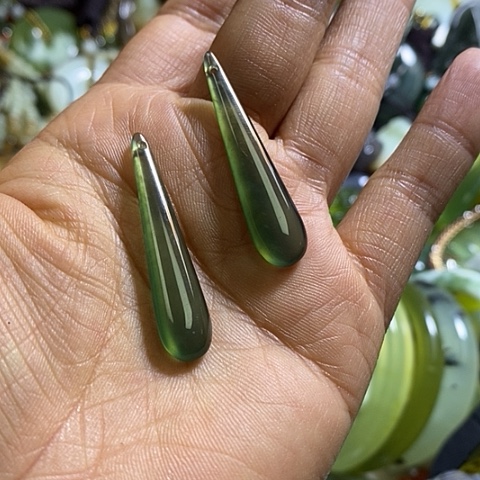 岫玉未镶嵌耳环一对