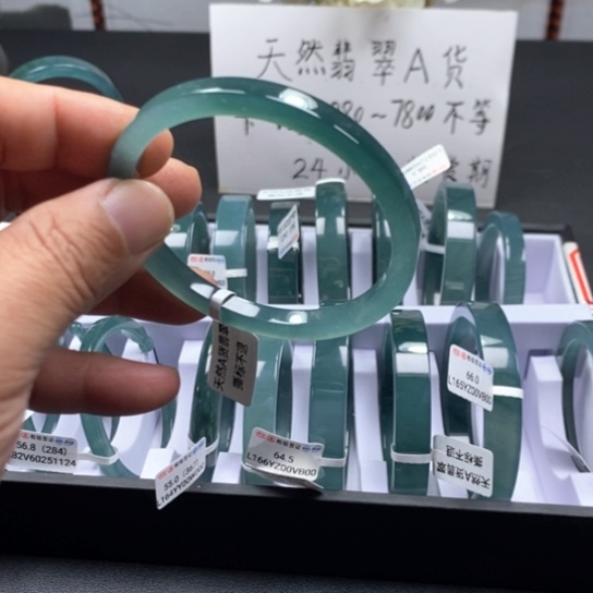 翡翠手镯未镶嵌宽**达翡翠手镯A货