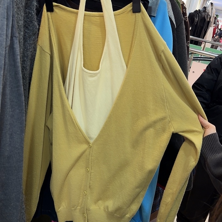 针织毛衣搭配的是蓝色针织