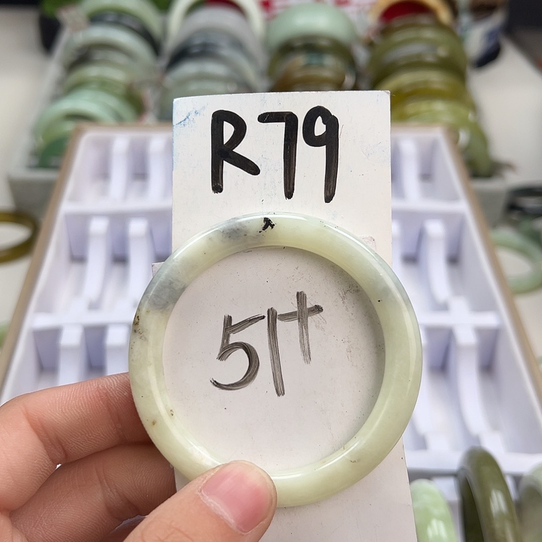 岫玉手镯未镶嵌天然岫玉微瑕，可以正常佩戴