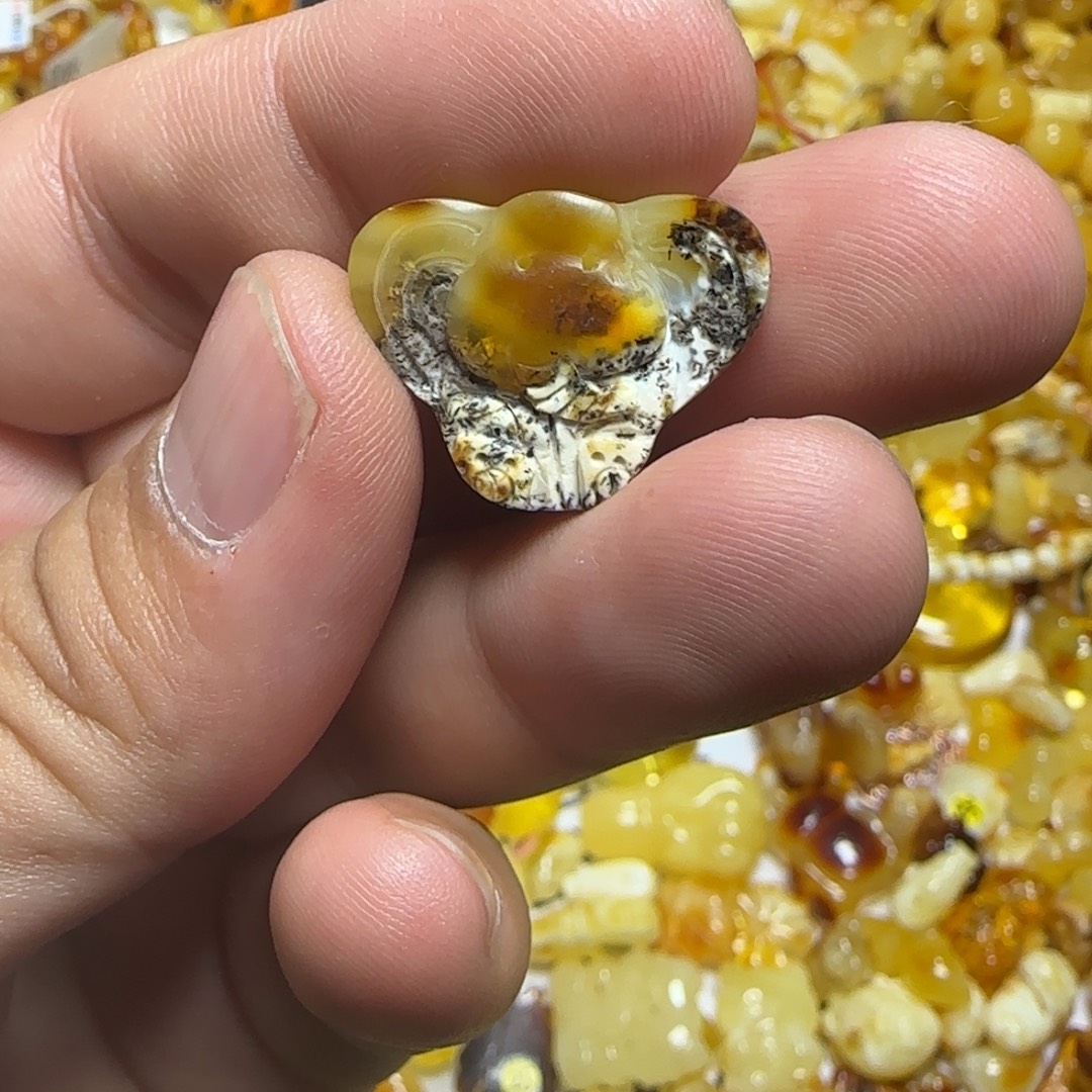 琥珀未镶嵌裸石1.24克