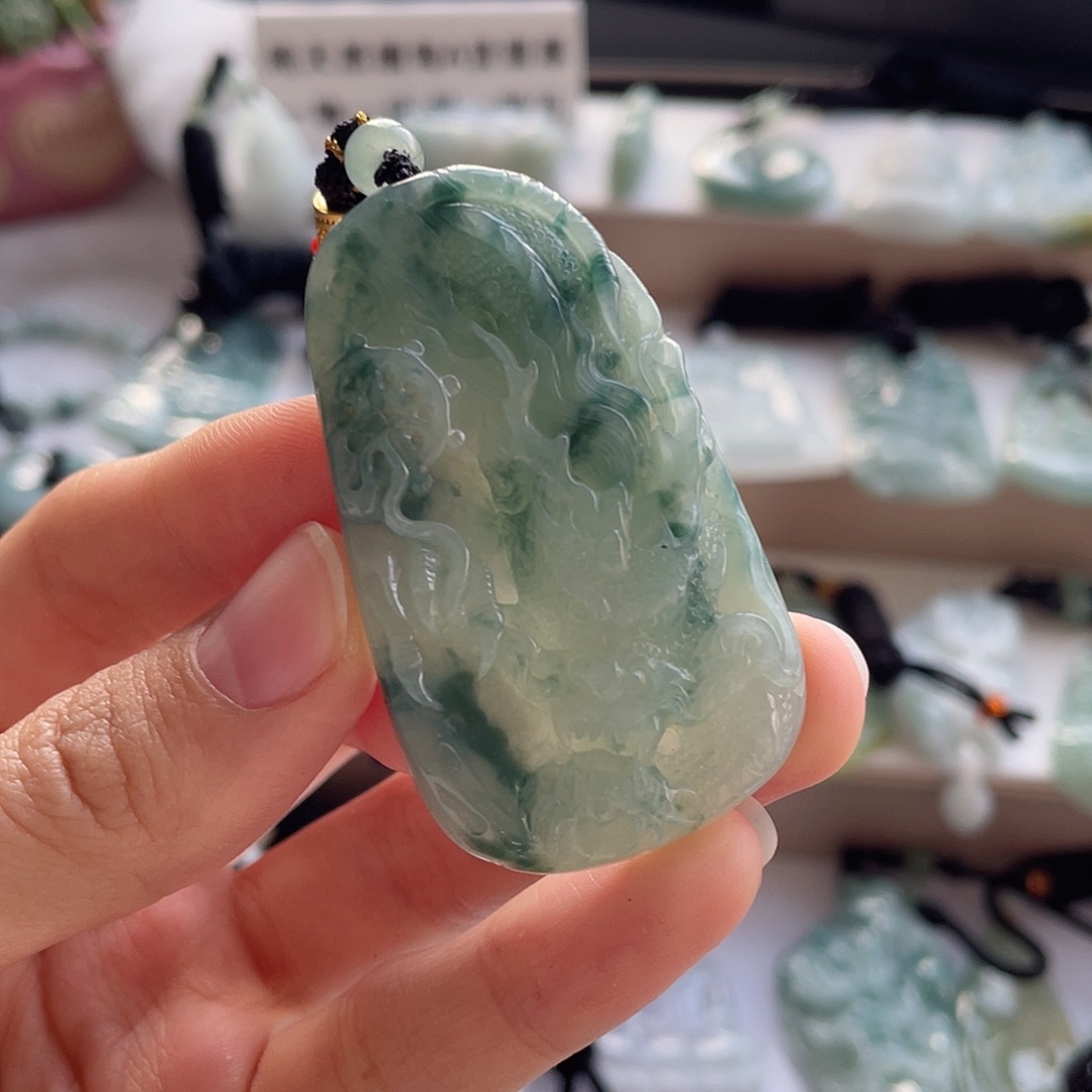 翡翠未镶嵌颈饰龙