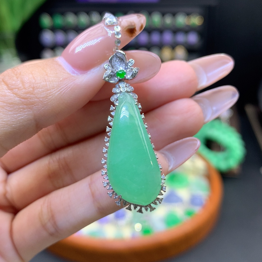 翡翠18K金镶嵌颈饰