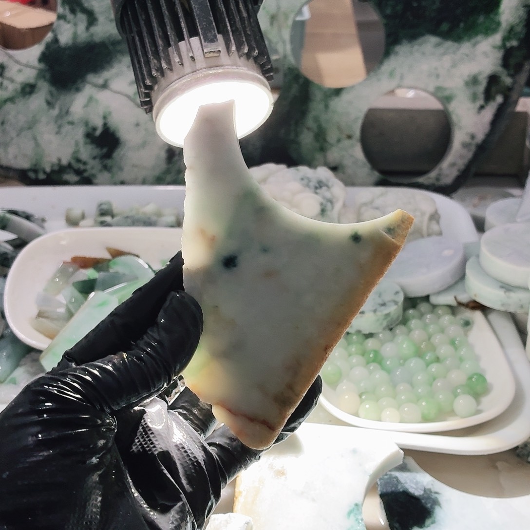翡翠未镶嵌颈饰边角料