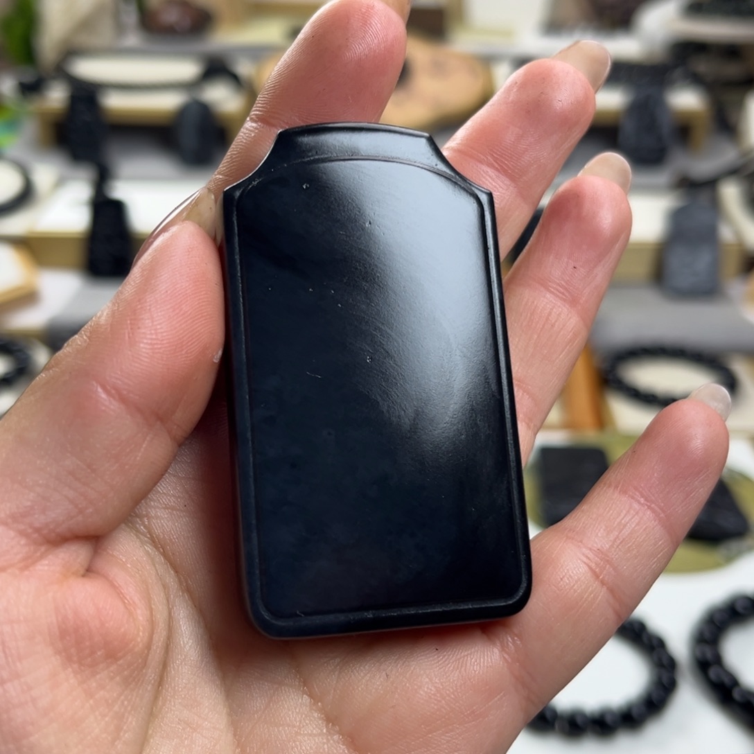 和田玉（墨玉）未镶嵌颈饰意境特色毛孔福利85克左右