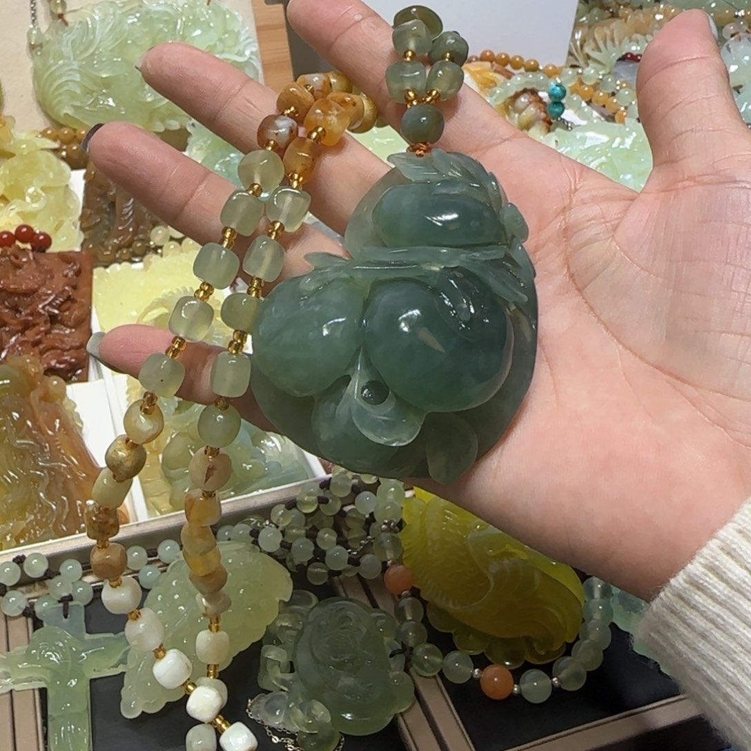 未镶嵌蛇纹石玉吊坠