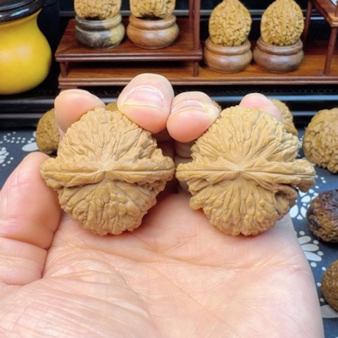 文玩核桃吊坠西**狼白狮子