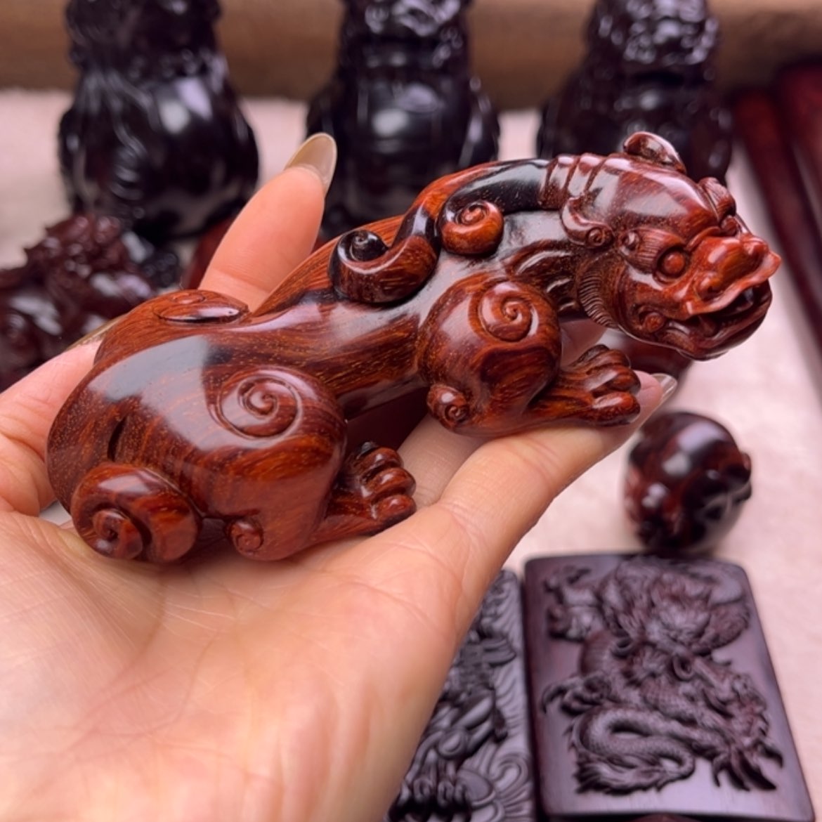 檀香紫檀（小叶紫檀）湘工手工雕刻螭虎