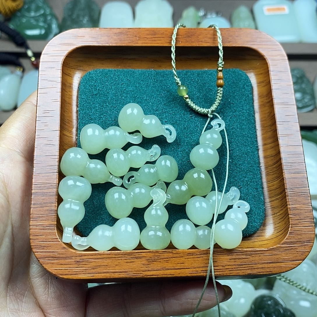 和田玉未镶嵌颈饰葫芦多样性发1件