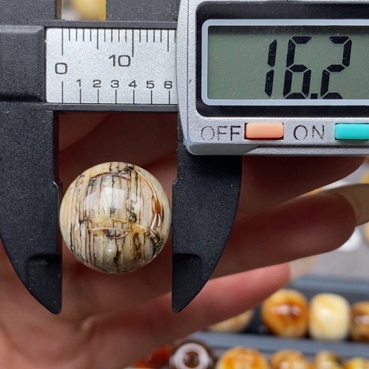 未镶嵌琥珀裸石圆珠